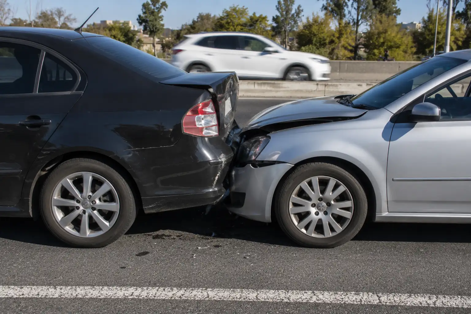 Choque desde atrás entre autos en Buenos Aires, alcance por detrás con presunción de responsabilidad contra el embistente, daños en paragolpes y baúl, marcas de frenada, indemnización por daños materiales y latigazo cervical