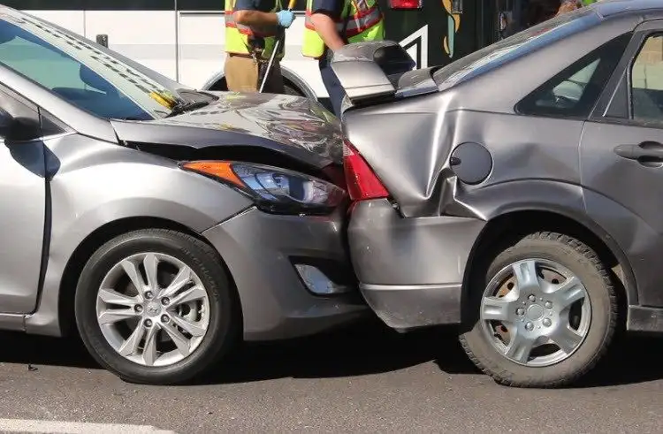 Abogado de accidentes de tránsito en auto y choques vehiculares en CABA, GBA y Argentina, colisiones frontales, alcances por detrás, siniestros en autopistas (Panamericana, Acceso Oeste, Riccheri), reclamo de daños y perjuicios contra el conductor responsable y su aseguradora bajo el régimen del art. 1757 CCCN.