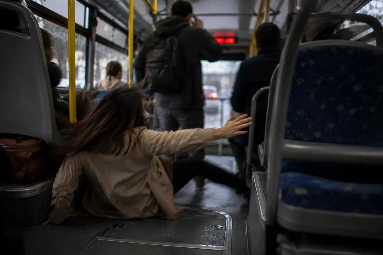 Caída de pasajero dentro del colectivo por frenada brusca o arranque violento en Buenos Aires, deber de seguridad de la empresa transportista, cámaras internas como prueba decisiva, latigazo cervical y fracturas en pasajeros que viajan parados